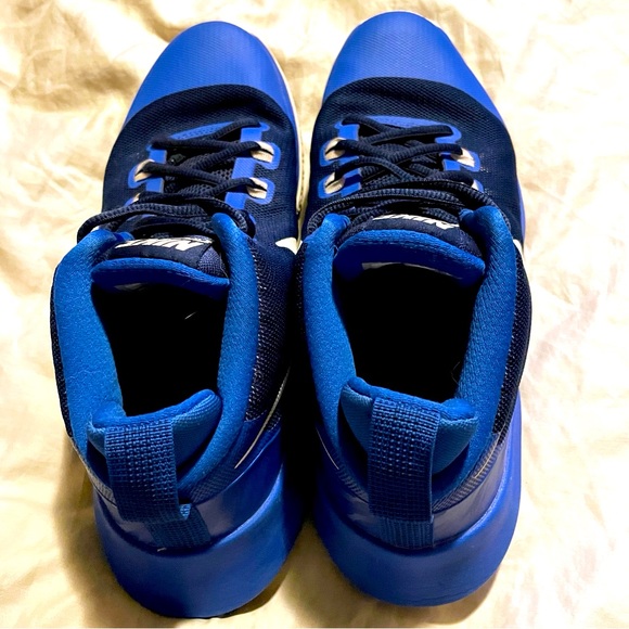 Athletic_Shoes